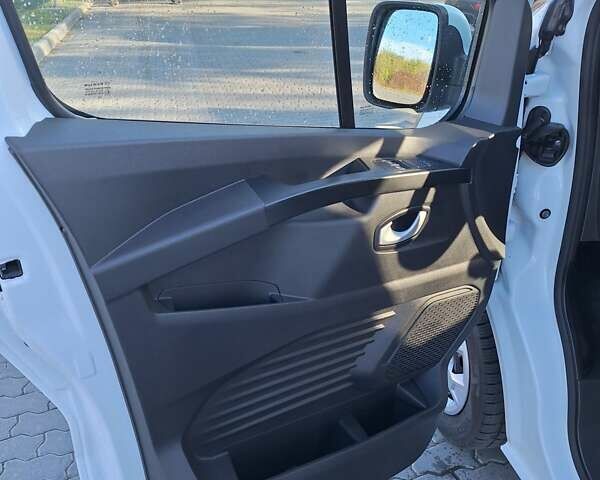 Белый Рено Трафик, объемом двигателя 2 л и пробегом 204 тыс. км за 22900 $, фото 11 на Automoto.ua