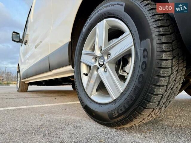 Білий Рено Трафік, об'ємом двигуна 2 л та пробігом 80 тис. км за 26700 $, фото 25 на Automoto.ua