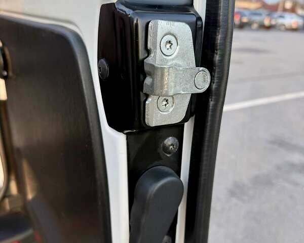 Білий Рено Трафік, об'ємом двигуна 2 л та пробігом 80 тис. км за 26700 $, фото 48 на Automoto.ua