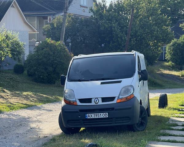 Белый Рено Трафик, объемом двигателя 1.9 л и пробегом 350 тыс. км за 8500 $, фото 1 на Automoto.ua