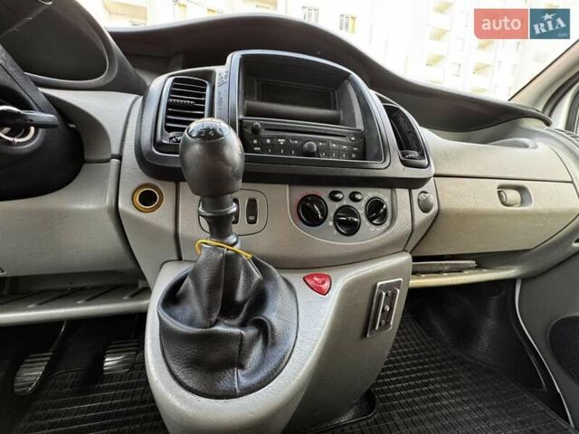 Белый Рено Трафик, объемом двигателя 2 л и пробегом 315 тыс. км за 11500 $, фото 4 на Automoto.ua