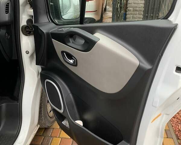 Білий Рено Трафік, об'ємом двигуна 1.6 л та пробігом 207 тис. км за 15500 $, фото 2 на Automoto.ua