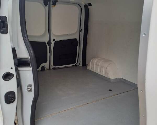 Белый Рено Трафик, объемом двигателя 2 л и пробегом 176 тыс. км за 16900 $, фото 3 на Automoto.ua