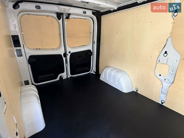 Белый Рено Трафик, объемом двигателя 2 л и пробегом 19 тыс. км за 27800 $, фото 41 на Automoto.ua