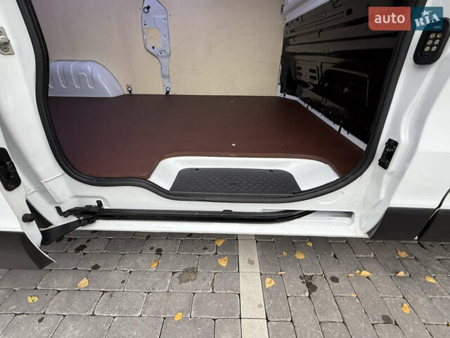 Білий Рено Трафік, об'ємом двигуна 2 л та пробігом 30 тис. км за 26800 $, фото 54 на Automoto.ua