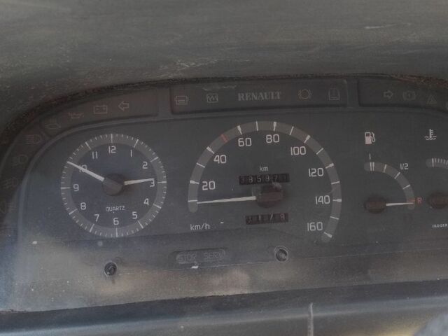 Белый Рено Трафик, объемом двигателя 2.2 л и пробегом 386 тыс. км за 1500 $, фото 6 на Automoto.ua