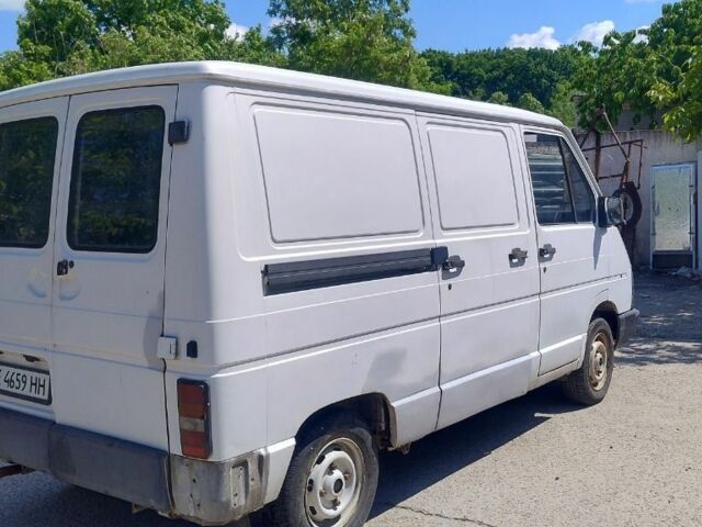 Белый Рено Трафик, объемом двигателя 2.2 л и пробегом 386 тыс. км за 1500 $, фото 2 на Automoto.ua