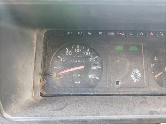 Белый Рено Трафик, объемом двигателя 2.2 л и пробегом 255 тыс. км за 1600 $, фото 7 на Automoto.ua