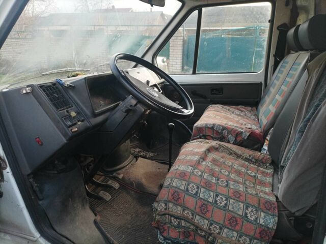 Белый Рено Трафик, объемом двигателя 2.2 л и пробегом 255 тыс. км за 1600 $, фото 5 на Automoto.ua