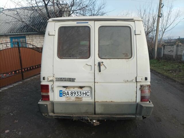 Белый Рено Трафик, объемом двигателя 2.2 л и пробегом 255 тыс. км за 1600 $, фото 3 на Automoto.ua