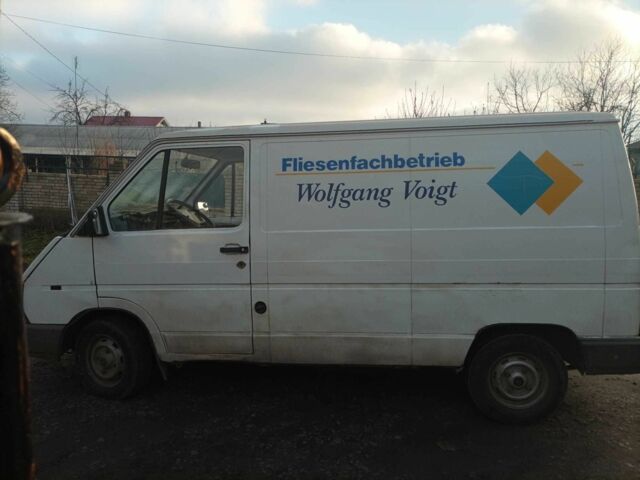 Белый Рено Трафик, объемом двигателя 2.2 л и пробегом 255 тыс. км за 1600 $, фото 2 на Automoto.ua