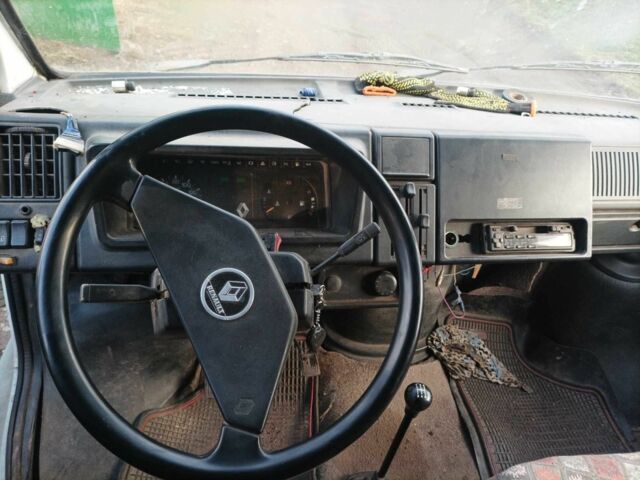 Белый Рено Трафик, объемом двигателя 2.2 л и пробегом 255 тыс. км за 1600 $, фото 6 на Automoto.ua