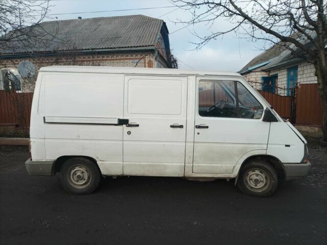 Белый Рено Трафик, объемом двигателя 2.2 л и пробегом 255 тыс. км за 1600 $, фото 1 на Automoto.ua