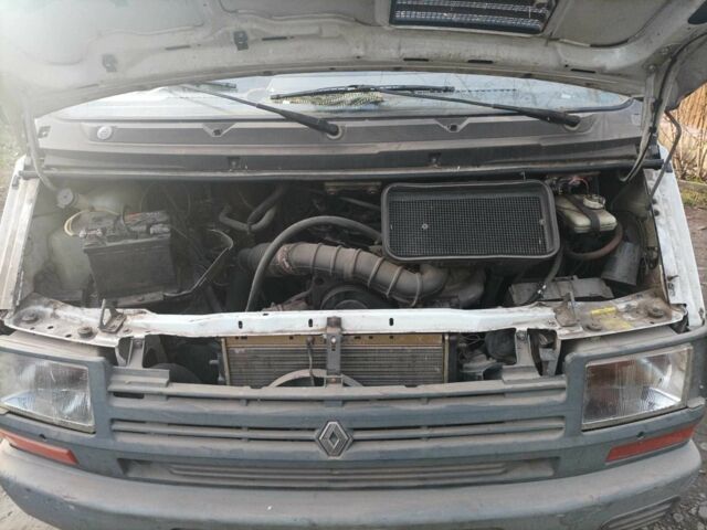 Белый Рено Трафик, объемом двигателя 2.2 л и пробегом 255 тыс. км за 1600 $, фото 8 на Automoto.ua