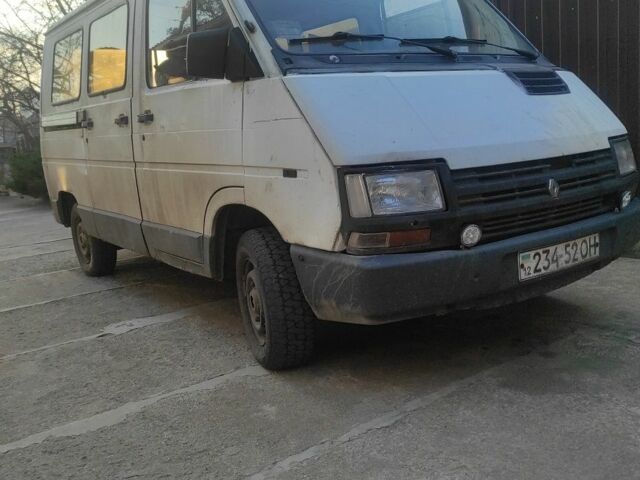 Белый Рено Трафик, объемом двигателя 2 л и пробегом 500 тыс. км за 1250 $, фото 1 на Automoto.ua