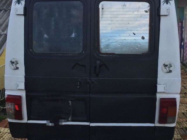 Белый Рено Трафик, объемом двигателя 2.5 л и пробегом 1 тыс. км за 1800 $, фото 1 на Automoto.ua