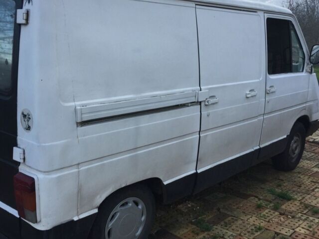 Белый Рено Трафик, объемом двигателя 2.5 л и пробегом 1 тыс. км за 1800 $, фото 4 на Automoto.ua