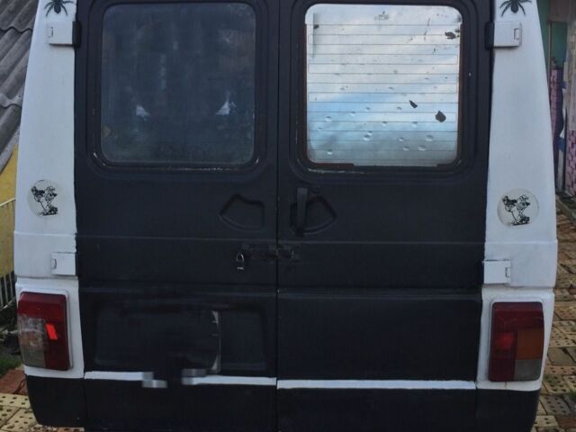 Белый Рено Трафик, объемом двигателя 2.5 л и пробегом 1 тыс. км за 1800 $, фото 1 на Automoto.ua