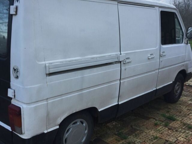 Белый Рено Трафик, объемом двигателя 2.5 л и пробегом 1 тыс. км за 1800 $, фото 5 на Automoto.ua