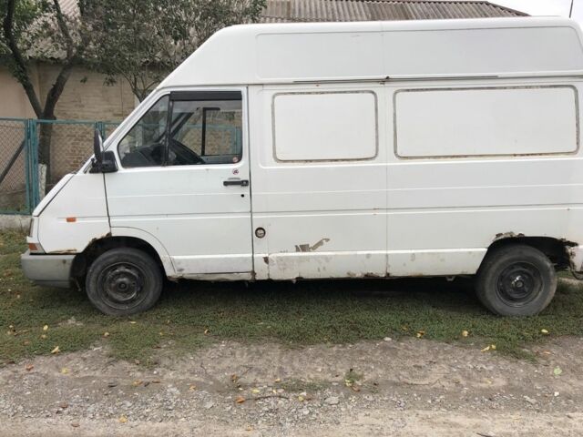 Белый Рено Трафик, объемом двигателя 2.5 л и пробегом 300 тыс. км за 1650 $, фото 1 на Automoto.ua