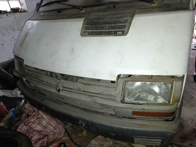 Белый Рено Трафик, объемом двигателя 2 л и пробегом 250 тыс. км за 1000 $, фото 2 на Automoto.ua