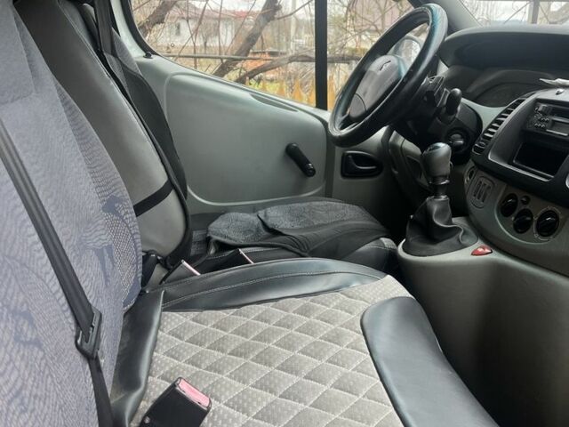 Белый Рено Трафик, объемом двигателя 1.9 л и пробегом 345 тыс. км за 6000 $, фото 4 на Automoto.ua