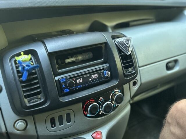 Белый Рено Трафик, объемом двигателя 1.9 л и пробегом 450 тыс. км за 7999 $, фото 5 на Automoto.ua