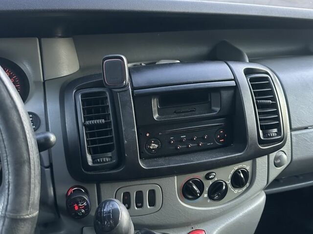 Белый Рено Трафик, объемом двигателя 1.9 л и пробегом 500 тыс. км за 5400 $, фото 6 на Automoto.ua