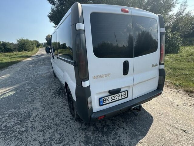 Белый Рено Трафик, объемом двигателя 1.9 л и пробегом 300 тыс. км за 6000 $, фото 3 на Automoto.ua