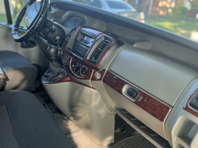 Белый Рено Трафик, объемом двигателя 2.5 л и пробегом 400 тыс. км за 6999 $, фото 4 на Automoto.ua