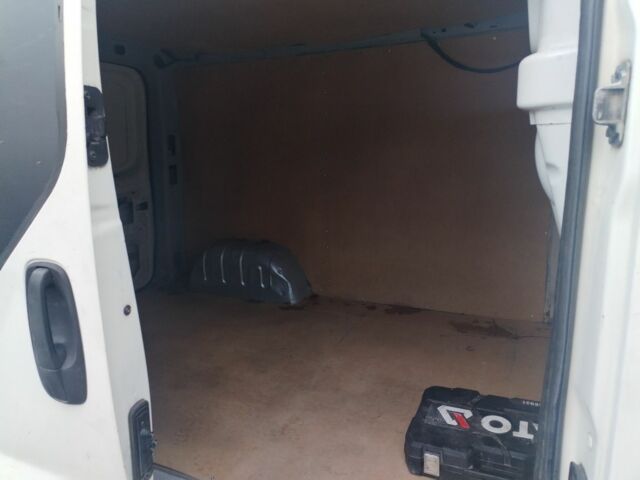 Белый Рено Трафик, объемом двигателя 1.9 л и пробегом 220 тыс. км за 4900 $, фото 5 на Automoto.ua