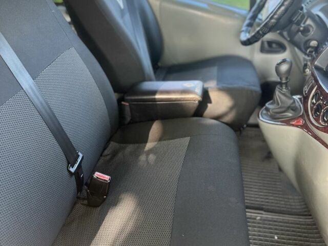 Белый Рено Трафик, объемом двигателя 2.5 л и пробегом 400 тыс. км за 6999 $, фото 3 на Automoto.ua