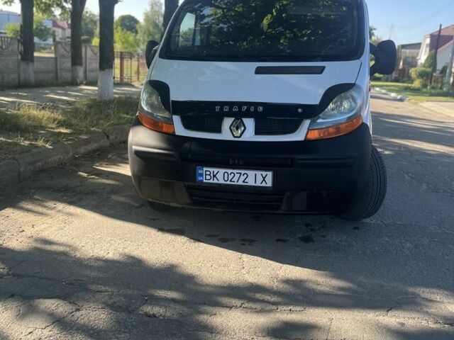 Белый Рено Трафик, объемом двигателя 2.5 л и пробегом 400 тыс. км за 6999 $, фото 1 на Automoto.ua
