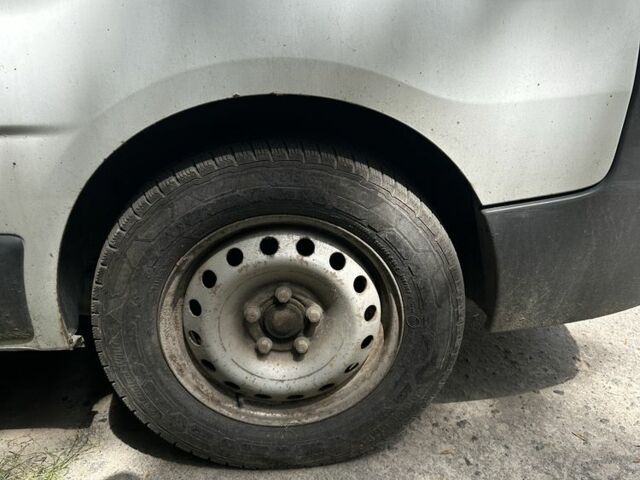 Білий Рено Трафік, об'ємом двигуна 1.9 л та пробігом 284 тис. км за 7400 $, фото 3 на Automoto.ua