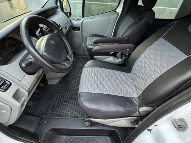 Белый Рено Трафик, объемом двигателя 1.9 л и пробегом 390 тыс. км за 6000 $, фото 14 на Automoto.ua