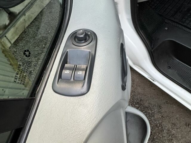 Белый Рено Трафик, объемом двигателя 1.9 л и пробегом 390 тыс. км за 6000 $, фото 11 на Automoto.ua