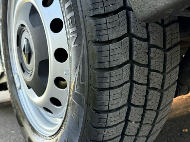 Білий Рено Трафік, об'ємом двигуна 1.9 л та пробігом 198 тис. км за 4750 $, фото 10 на Automoto.ua