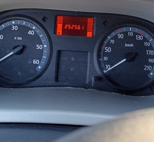 Белый Рено Трафик, объемом двигателя 1.9 л и пробегом 252 тыс. км за 7300 $, фото 5 на Automoto.ua