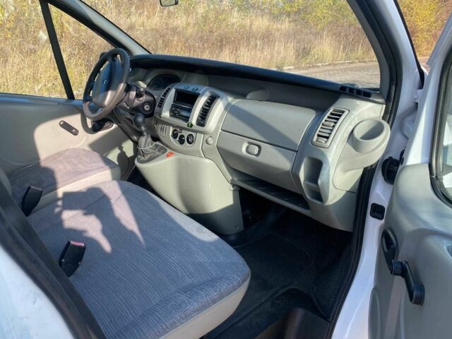 Белый Рено Трафик, объемом двигателя 2 л и пробегом 275 тыс. км за 4900 $, фото 13 на Automoto.ua