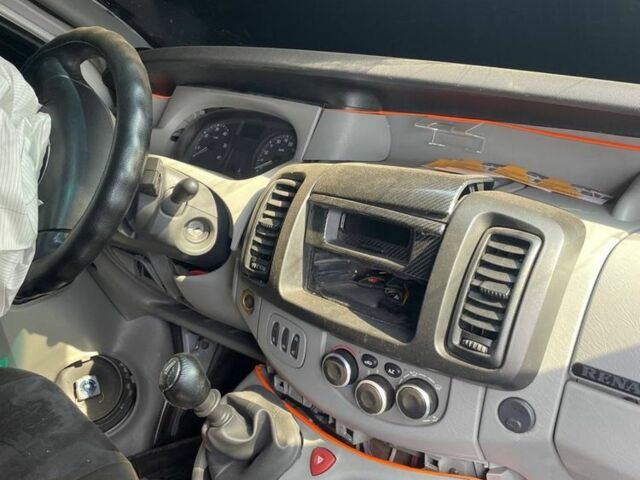 Белый Рено Трафик, объемом двигателя 2 л и пробегом 465 тыс. км за 3500 $, фото 3 на Automoto.ua