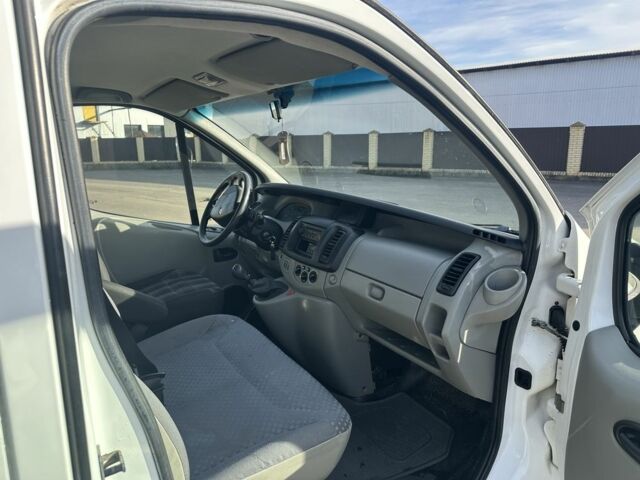 Белый Рено Трафик, объемом двигателя 2.5 л и пробегом 355 тыс. км за 11648 $, фото 7 на Automoto.ua