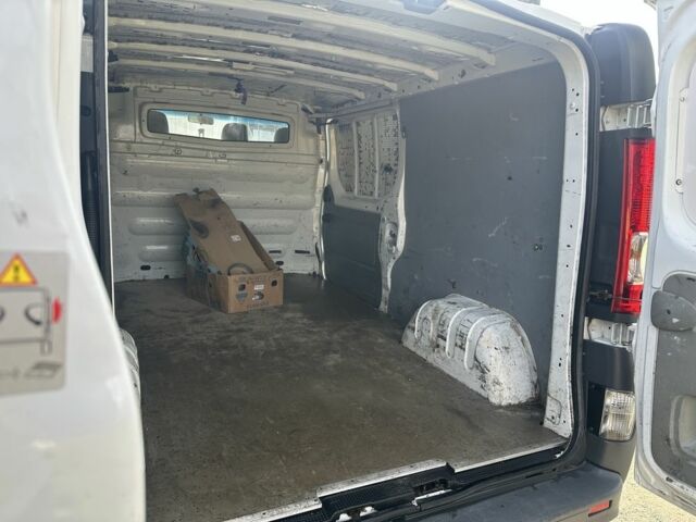 Белый Рено Трафик, объемом двигателя 2.5 л и пробегом 355 тыс. км за 11648 $, фото 6 на Automoto.ua