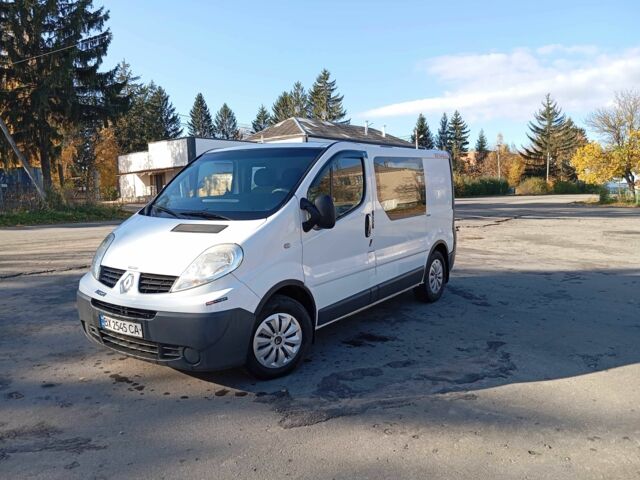 Белый Рено Трафик, объемом двигателя 2 л и пробегом 280 тыс. км за 8267 $, фото 2 на Automoto.ua
