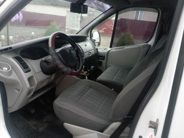 Белый Рено Трафик, объемом двигателя 2.5 л и пробегом 290 тыс. км за 8200 $, фото 8 на Automoto.ua