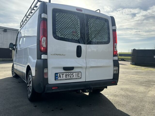 Белый Рено Трафик, объемом двигателя 2.5 л и пробегом 355 тыс. км за 11648 $, фото 5 на Automoto.ua