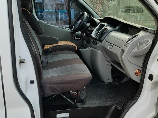 Белый Рено Трафик, объемом двигателя 2 л и пробегом 260 тыс. км за 12000 $, фото 5 на Automoto.ua