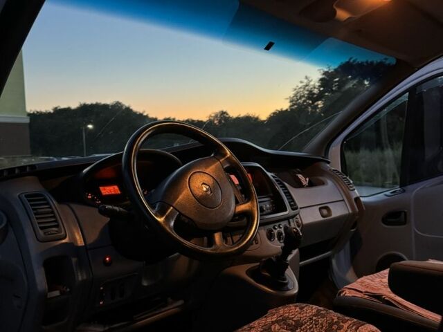 Белый Рено Трафик, объемом двигателя 2 л и пробегом 205 тыс. км за 11200 $, фото 2 на Automoto.ua