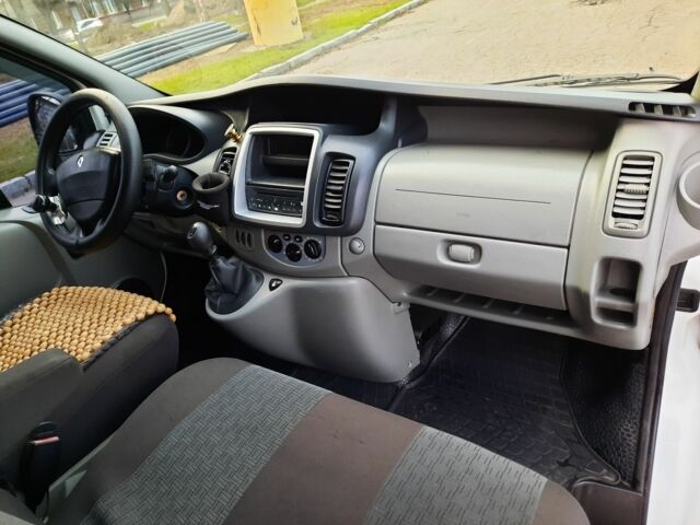 Белый Рено Трафик, объемом двигателя 2 л и пробегом 260 тыс. км за 12000 $, фото 6 на Automoto.ua