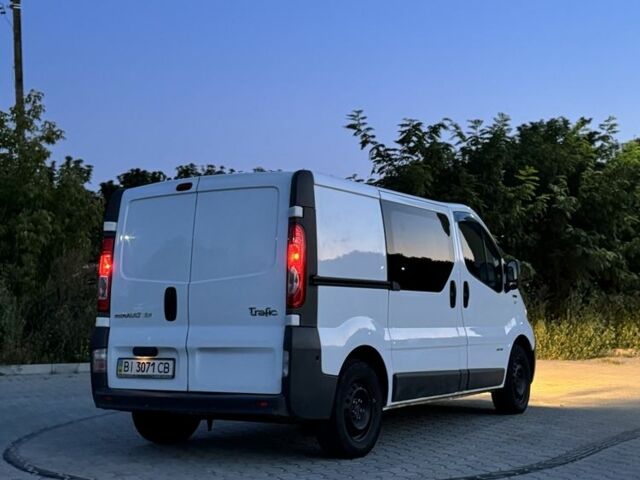Белый Рено Трафик, объемом двигателя 2 л и пробегом 205 тыс. км за 11200 $, фото 1 на Automoto.ua