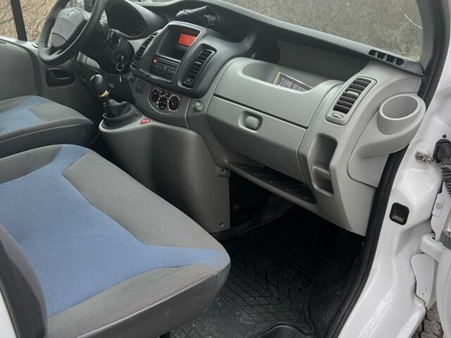 Белый Рено Трафик, объемом двигателя 2 л и пробегом 260 тыс. км за 10600 $, фото 7 на Automoto.ua